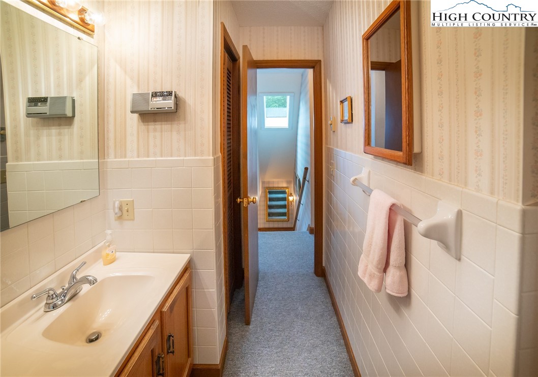 Newland, North Carolina 28657, United States, 3 Bedrooms Bedrooms, ,3 BathroomsBathrooms,Residential,Active,163524