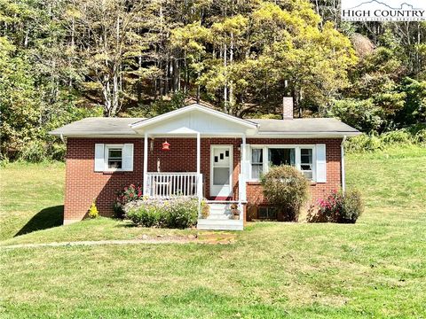 Photo of 622 Sherwood Road, Vilas, NC 28692 (MLS # 255088)