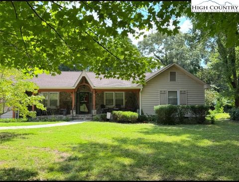 Photo of 1306 NW 7th Street, Hickory, NC 28601 (MLS # 258124)