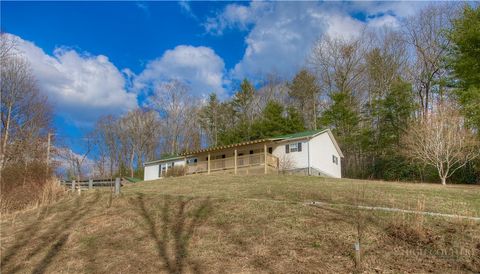 Photo of 3 Altapass Trail, Spruce Pine, NC 28777 (MLS # 261946)