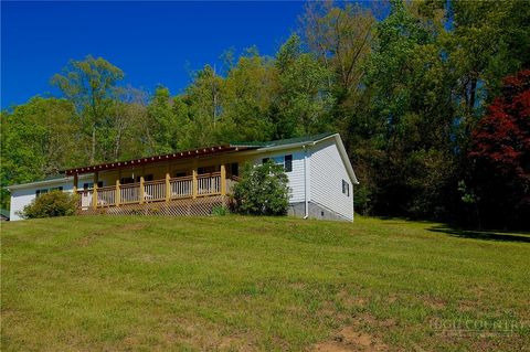 Photo of 3 Altapass Trail, Spruce Pine, NC 28777 (MLS # 261946)