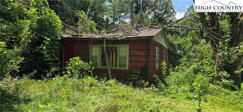 Photo of 819 Montclair Circle, Lenoir, NC 28645 (MLS # 256938)