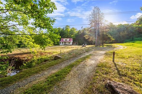 Photo of 657 Lawrence Greene Road, Deep Gap, NC 28618 (MLS # 261848)