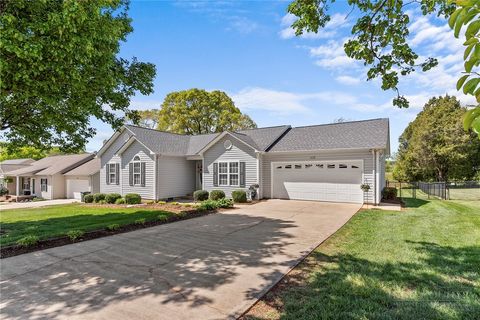 Photo of 1478 Farmington Hills Drive, Conover, NC 28613 (MLS # 261134)
