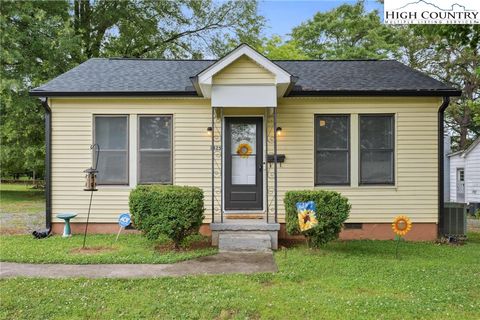 Photo of 1425 NE 3rd Street Place, Hickory, NC 28601 (MLS # 255999) Photo of 1425 NE 3rd Street Place, Hickory, NC 28601 (MLS # 255999)