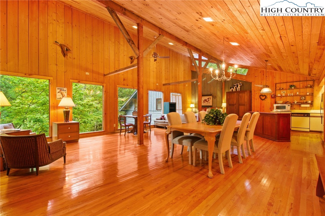 Boone, North Carolina 28607, United States, 3 Bedrooms Bedrooms, ,4 BathroomsBathrooms,Residential,Active,30403