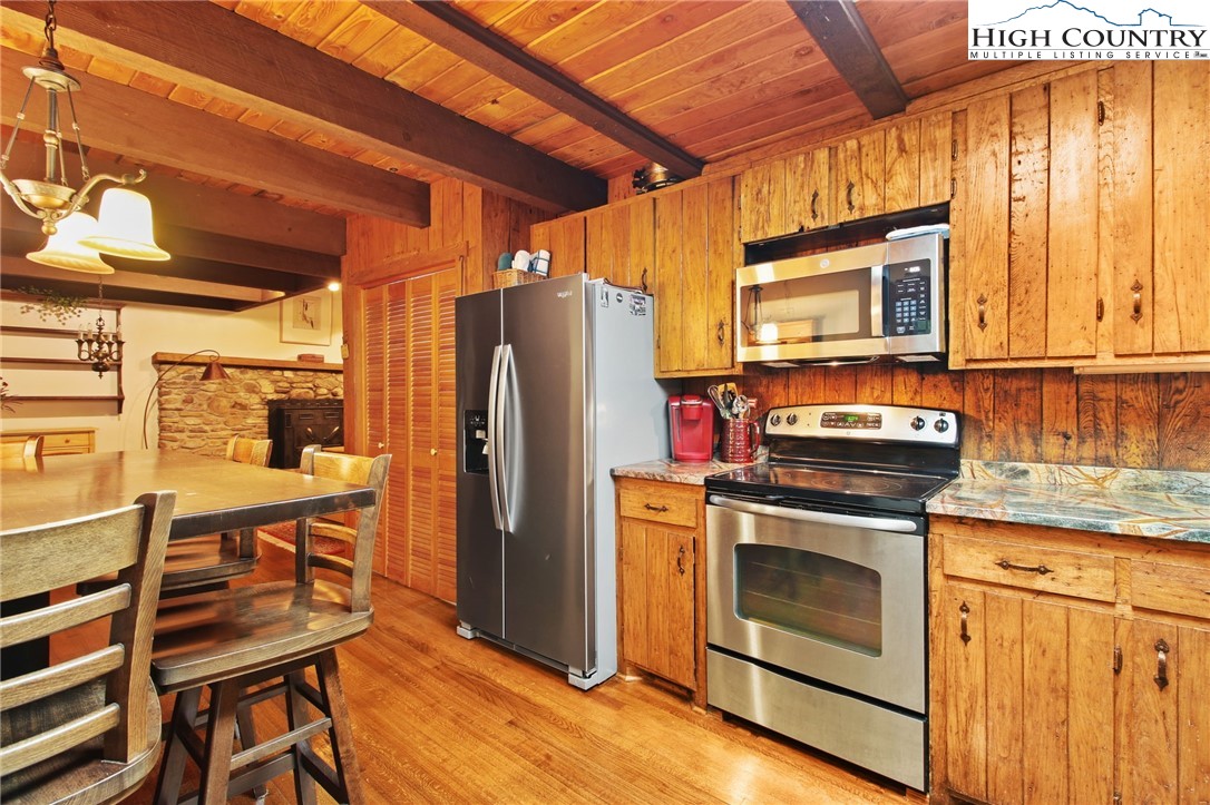 Boone, North Carolina 28607, United States, 3 Bedrooms Bedrooms, ,4 BathroomsBathrooms,Residential,Active,30403