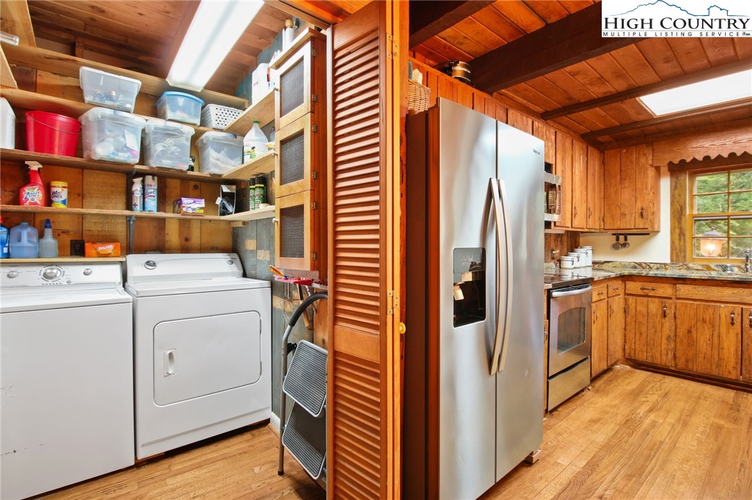 Boone, North Carolina 28607, United States, 3 Bedrooms Bedrooms, ,4 BathroomsBathrooms,Residential,Active,30403