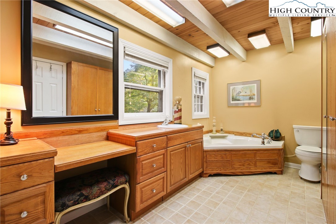 Boone, North Carolina 28607, United States, 3 Bedrooms Bedrooms, ,4 BathroomsBathrooms,Residential,Active,30403