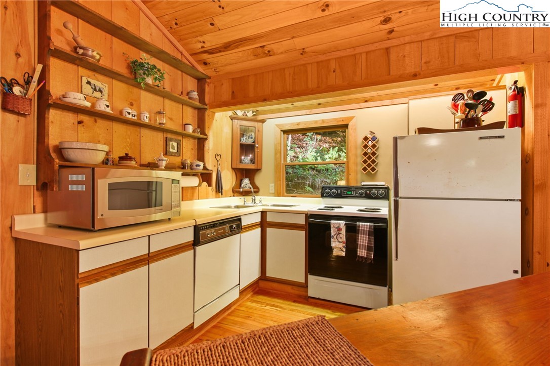 Boone, North Carolina 28607, United States, 3 Bedrooms Bedrooms, ,4 BathroomsBathrooms,Residential,Active,30403