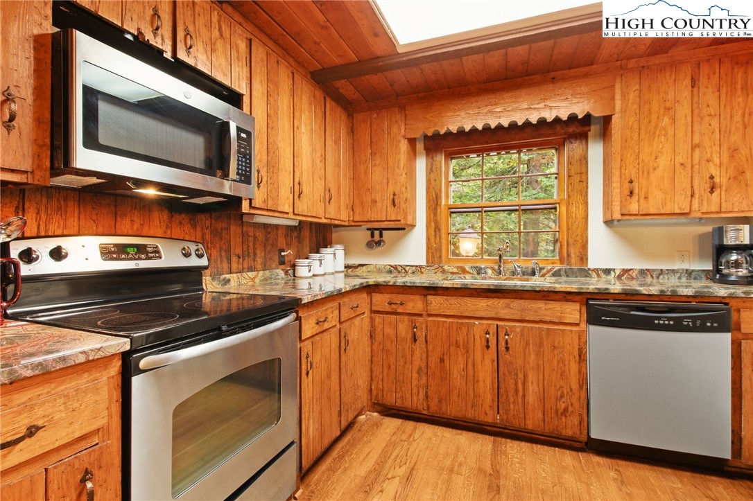 Boone, North Carolina 28607, United States, 3 Bedrooms Bedrooms, ,4 BathroomsBathrooms,Residential,Active,30403