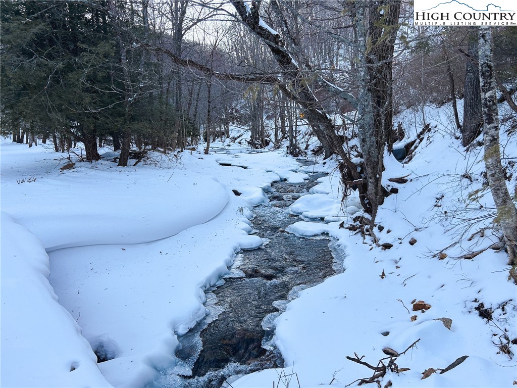 Boone, North Carolina 28607, United States, 3 Bedrooms Bedrooms, ,4 BathroomsBathrooms,Residential,Active,30403