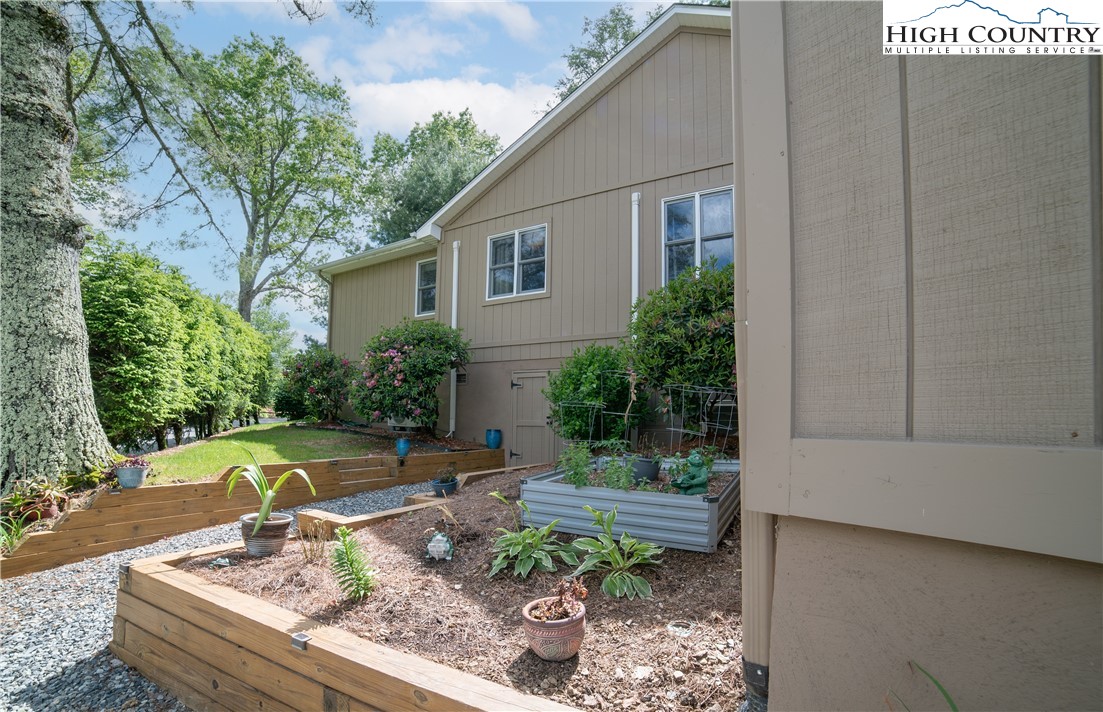 Newland, North Carolina 28657, United States, 2 Bedrooms Bedrooms, ,2 BathroomsBathrooms,Residential,Active,139127