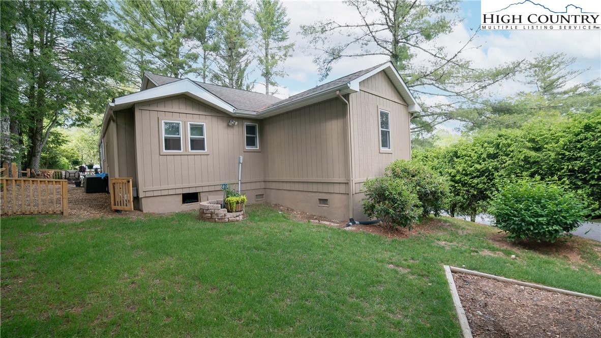 Newland, North Carolina 28657, United States, 2 Bedrooms Bedrooms, ,2 BathroomsBathrooms,Residential,Active,139127