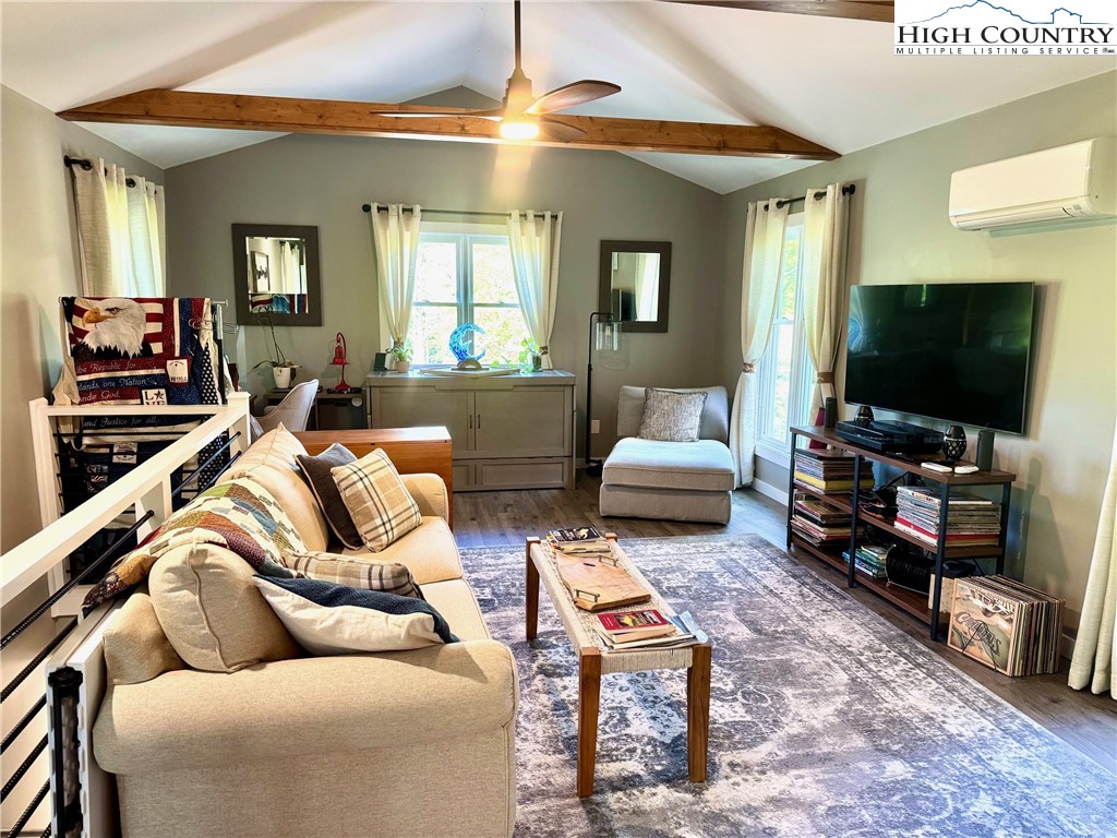 Newland, North Carolina 28657, United States, 2 Bedrooms Bedrooms, ,2 BathroomsBathrooms,Residential,Active,139127