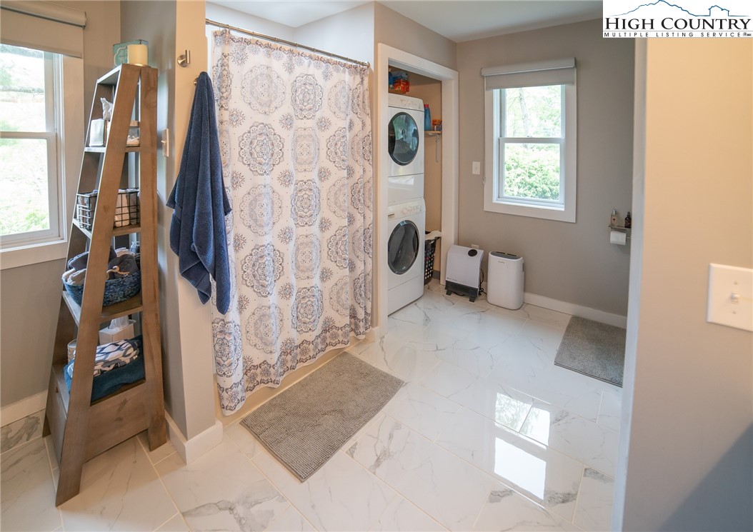 Newland, North Carolina 28657, United States, 2 Bedrooms Bedrooms, ,2 BathroomsBathrooms,Residential,Active,139127