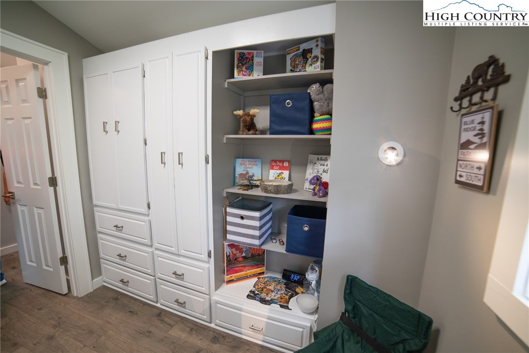 Newland, North Carolina 28657, United States, 2 Bedrooms Bedrooms, ,2 BathroomsBathrooms,Residential,Active,139127