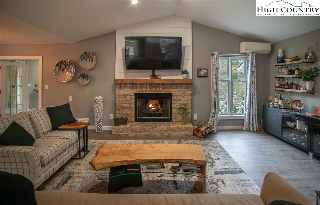 Newland, North Carolina 28657, United States, 2 Bedrooms Bedrooms, ,2 BathroomsBathrooms,Residential,Active,139127