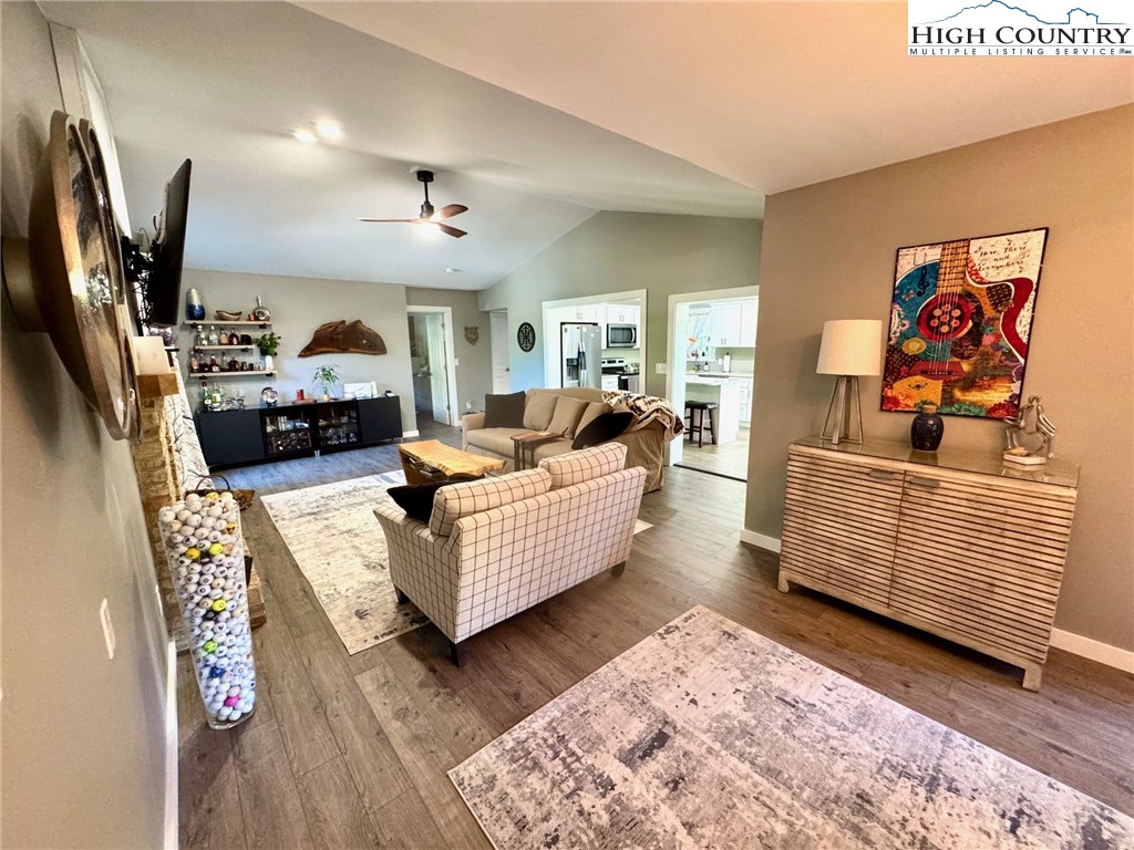 Newland, North Carolina 28657, United States, 2 Bedrooms Bedrooms, ,2 BathroomsBathrooms,Residential,Active,139127