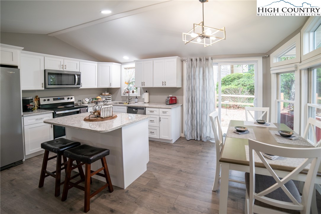 Newland, North Carolina 28657, United States, 2 Bedrooms Bedrooms, ,2 BathroomsBathrooms,Residential,Active,139127