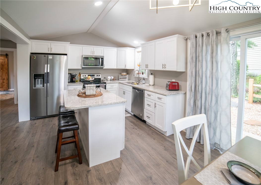 Newland, North Carolina 28657, United States, 2 Bedrooms Bedrooms, ,2 BathroomsBathrooms,Residential,Active,139127