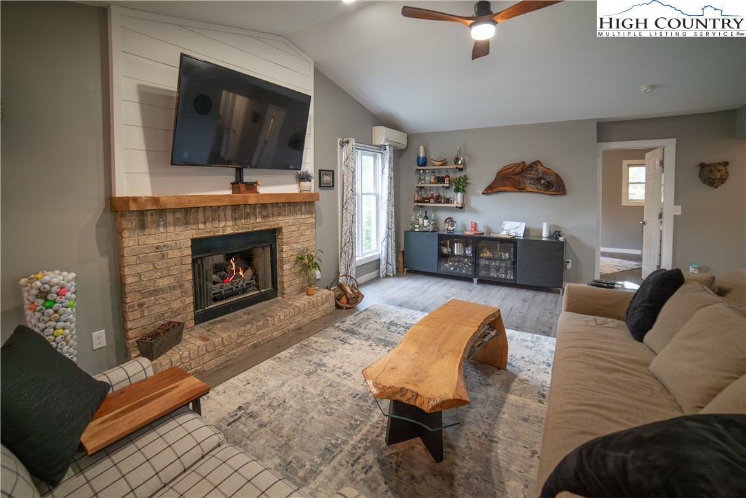 Newland, North Carolina 28657, United States, 2 Bedrooms Bedrooms, ,2 BathroomsBathrooms,Residential,Active,139127