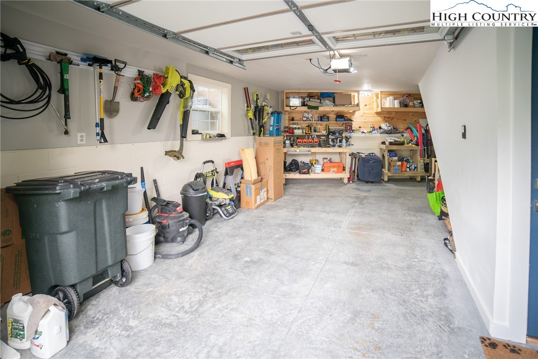 Newland, North Carolina 28657, United States, 2 Bedrooms Bedrooms, ,2 BathroomsBathrooms,Residential,Active,139127