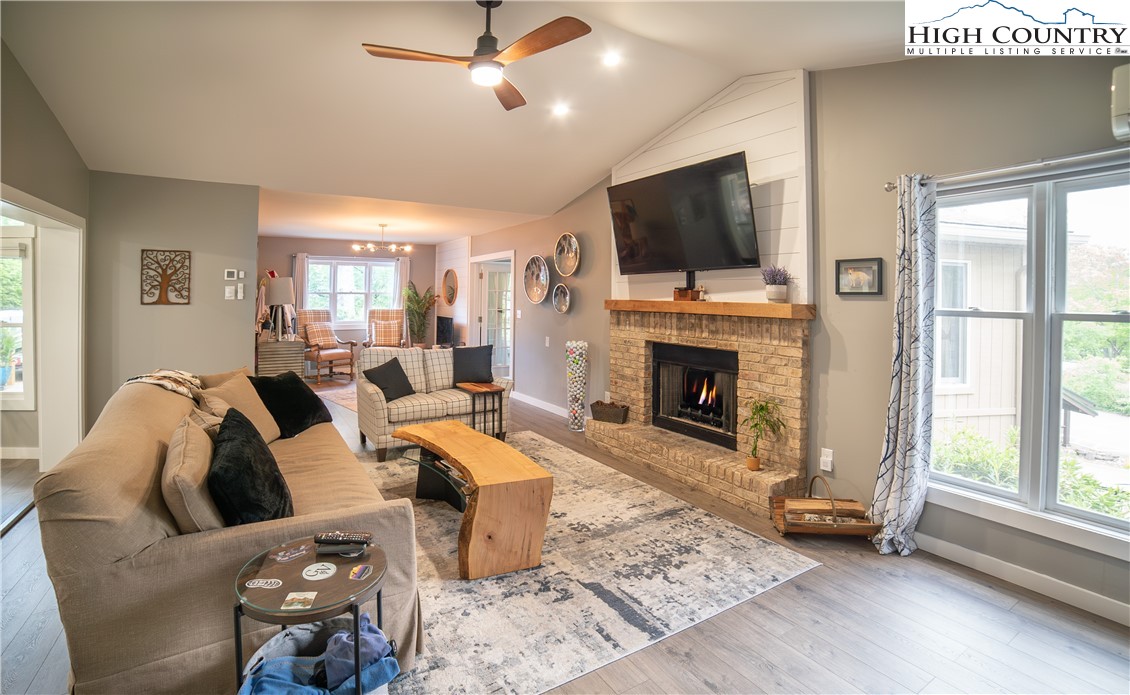 Newland, North Carolina 28657, United States, 2 Bedrooms Bedrooms, ,2 BathroomsBathrooms,Residential,Active,139127