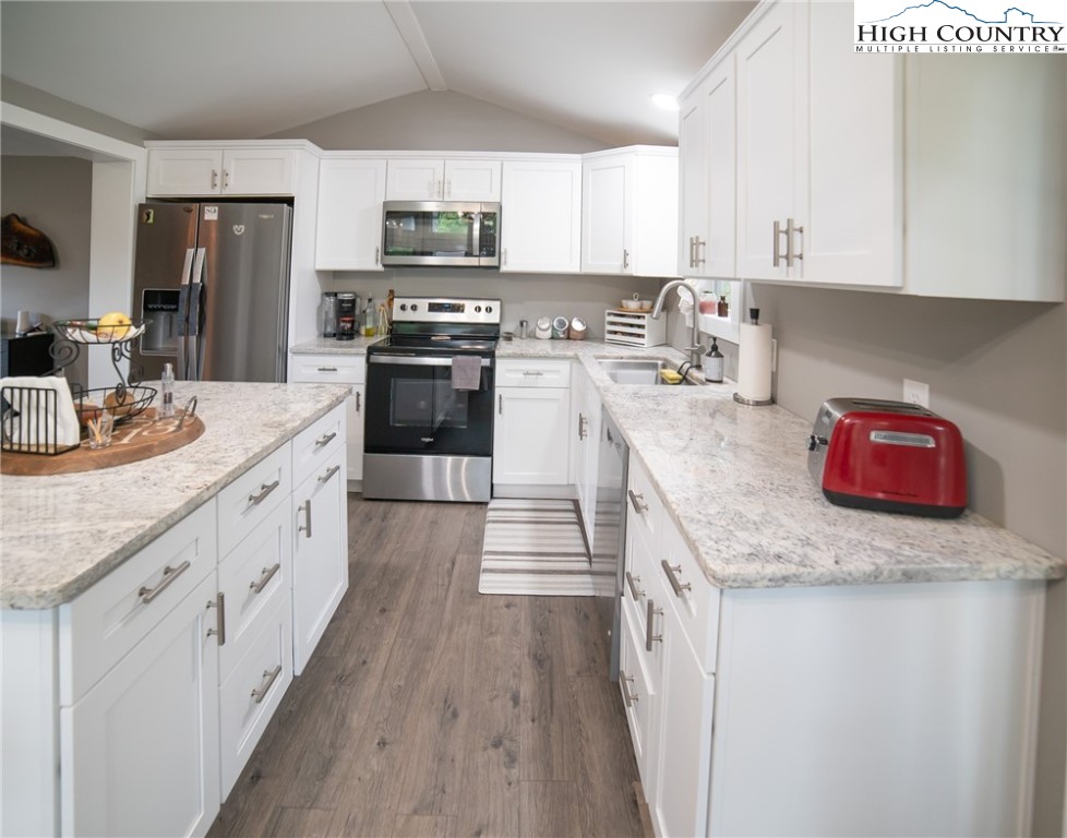 Newland, North Carolina 28657, United States, 2 Bedrooms Bedrooms, ,2 BathroomsBathrooms,Residential,Active,139127