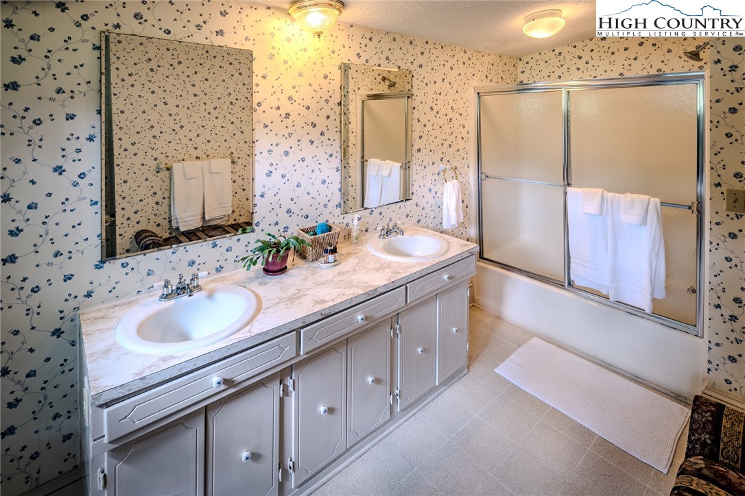 Banner Elk, North Carolina 28604, United States, 7 Bedrooms Bedrooms, ,8 BathroomsBathrooms,Residential,Active,156065