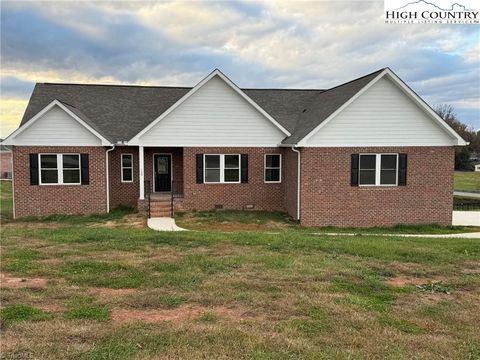 Photo of 130 Oak Pointe Lane, Wilkesboro, NC 28697 (MLS # 259916)