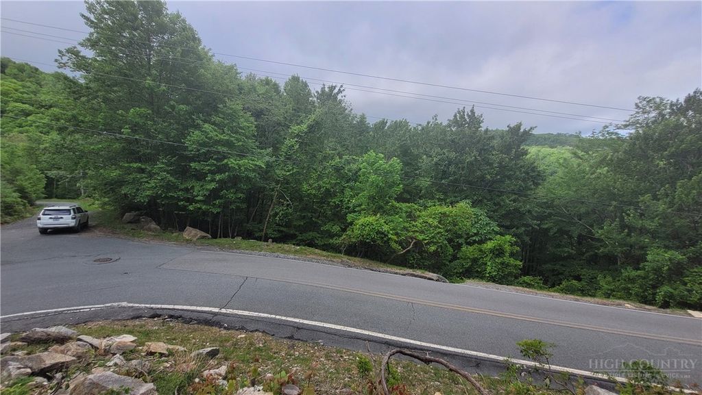 Photo of 425 Pinnacle Ridge Road, Beech Mountain, NC 28604 (MLS # 262132)