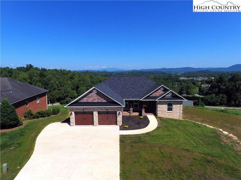 Photo of 418 SE Huntington Woods Street, Lenoir, NC 28645 (MLS # 253429) Photo of 418 SE Huntington Woods Street, Lenoir, NC 28645 (MLS # 253429)
