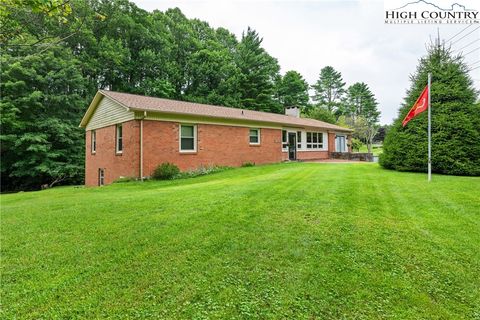 Photo of 711 Possum Hollow Road, Blowing Rock, NC 28605 (MLS # 256739)
