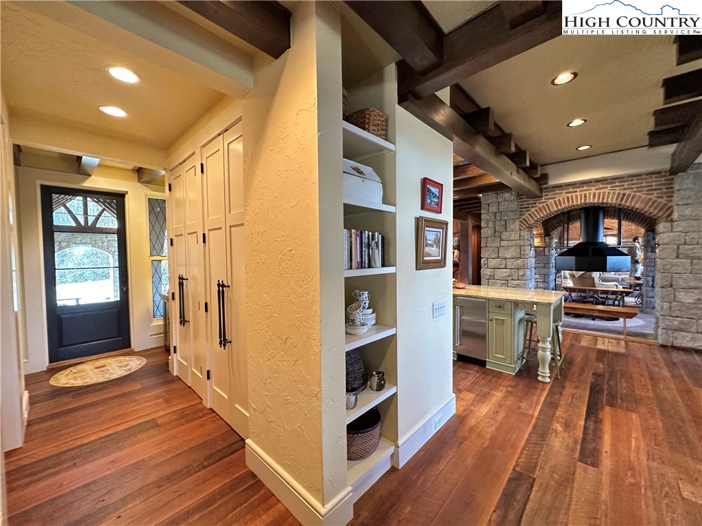 Banner Elk, North Carolina 28604, United States, 4 Bedrooms Bedrooms, ,5 BathroomsBathrooms,Residential,Active,66606