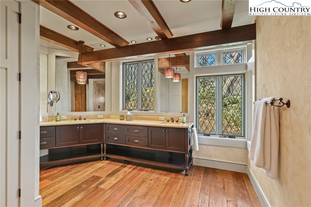 Banner Elk, North Carolina 28604, United States, 4 Bedrooms Bedrooms, ,5 BathroomsBathrooms,Residential,Active,66606