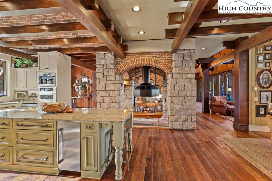 Banner Elk, North Carolina 28604, United States, 4 Bedrooms Bedrooms, ,5 BathroomsBathrooms,Residential,Active,66606