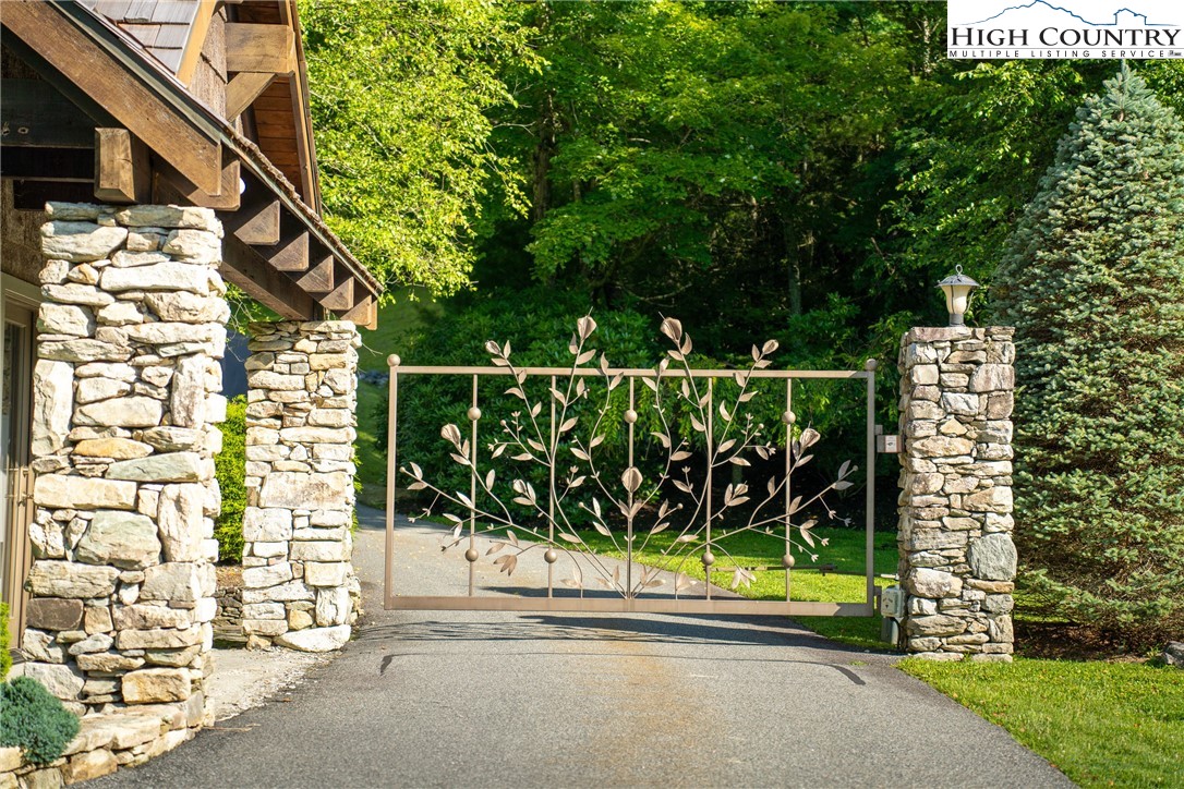 Boone, North Carolina, 28607, United States, 4 Bedrooms Bedrooms, ,5 BathroomsBathrooms,Residential,Active,1985858