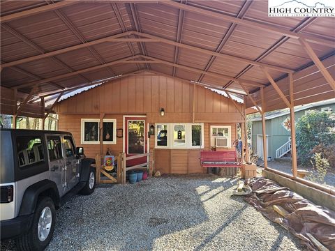 Photo of 184 Trillium Road, Newland, NC 28657 (MLS # 259351)