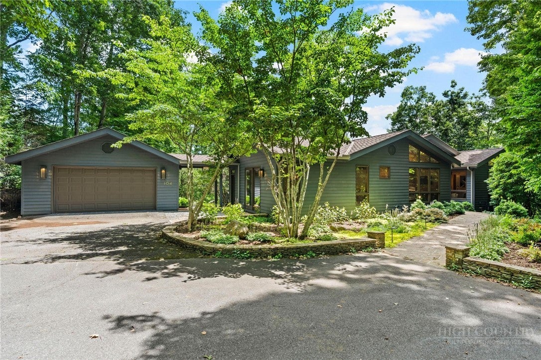 104 Bridgeway Court