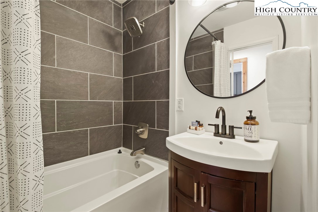 Sugar Mountain, North Carolina 28604, United States, 3 Bedrooms Bedrooms, ,4 BathroomsBathrooms,Residential,Active,118746