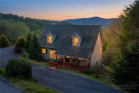 Photo of 162 Rock Spring Circle, Sugar Mountain, NC 28604 (MLS # 261787)