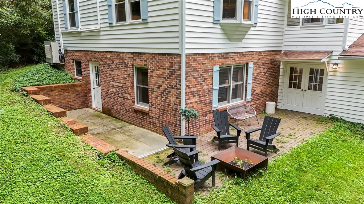 Blowing Rock, North Carolina 28605, United States, 3 Bedrooms Bedrooms, ,4 BathroomsBathrooms,Residential,Active,193821