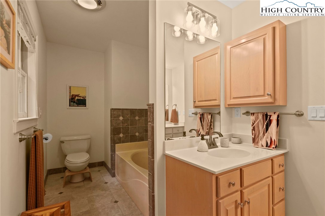 Blowing Rock, North Carolina 28605, United States, 3 Bedrooms Bedrooms, ,4 BathroomsBathrooms,Residential,Active,193821