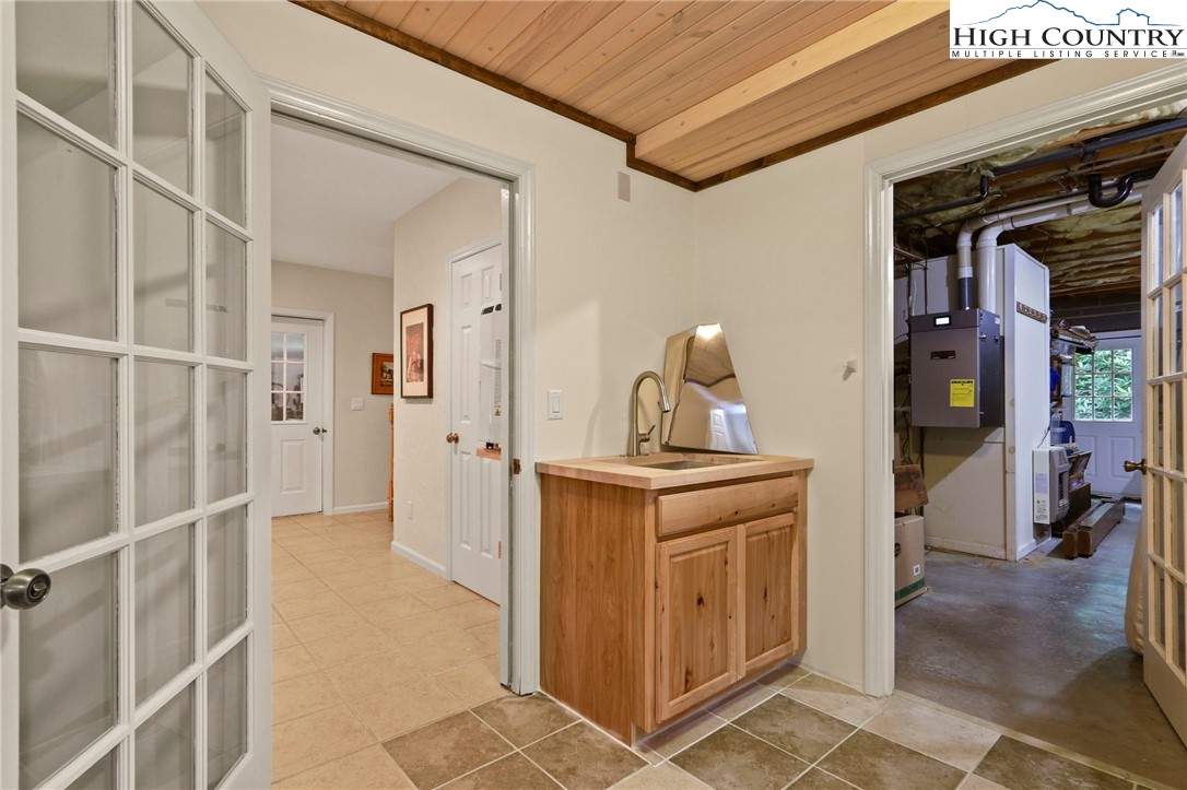 Blowing Rock, North Carolina 28605, United States, 3 Bedrooms Bedrooms, ,4 BathroomsBathrooms,Residential,Active,193821