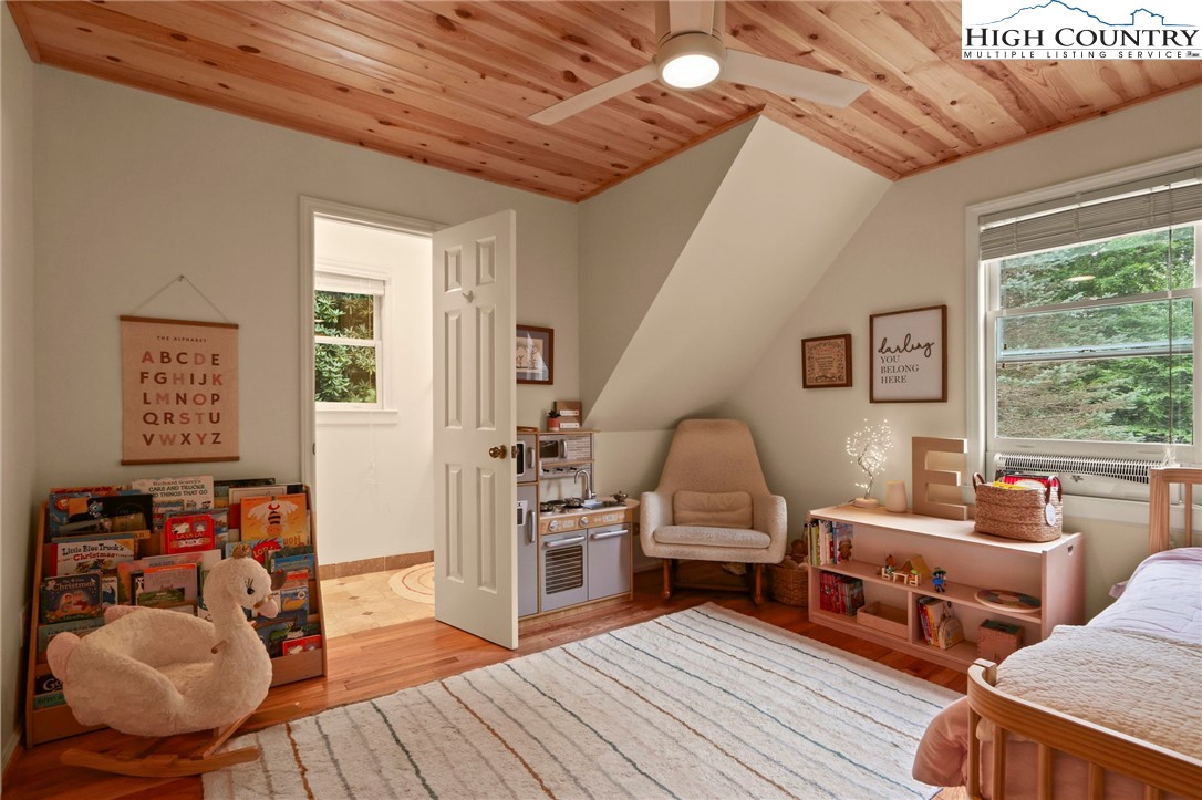 Blowing Rock, North Carolina 28605, United States, 3 Bedrooms Bedrooms, ,4 BathroomsBathrooms,Residential,Active,193821