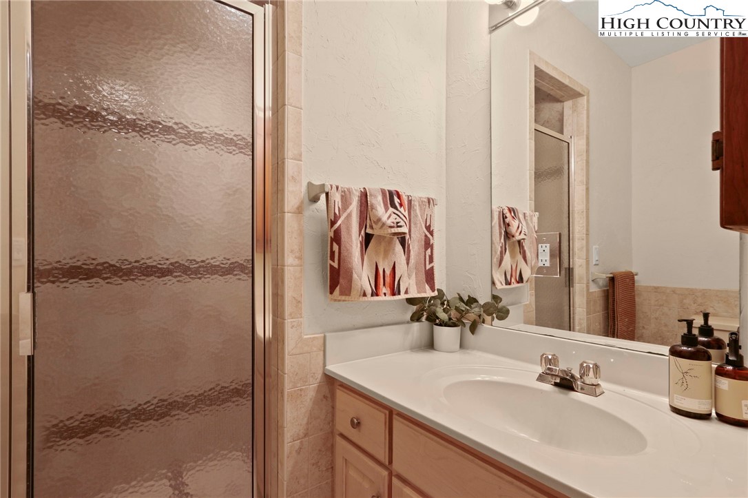 Blowing Rock, North Carolina 28605, United States, 3 Bedrooms Bedrooms, ,4 BathroomsBathrooms,Residential,Active,193821