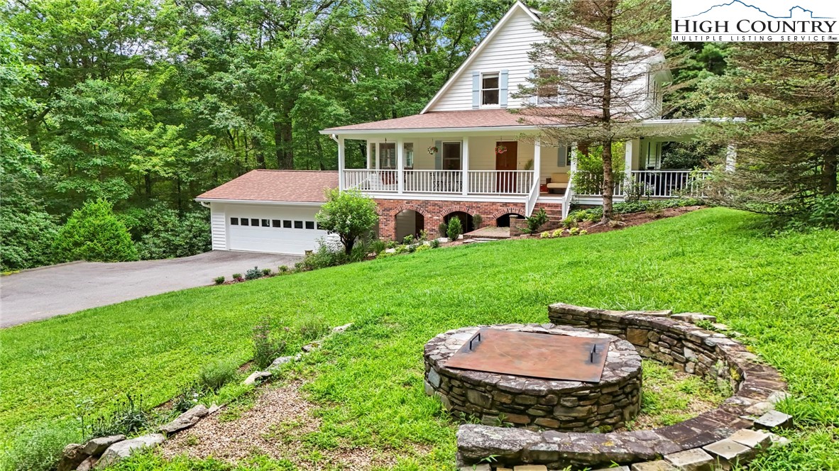 Blowing Rock, North Carolina 28605, United States, 3 Bedrooms Bedrooms, ,4 BathroomsBathrooms,Residential,Active,193821