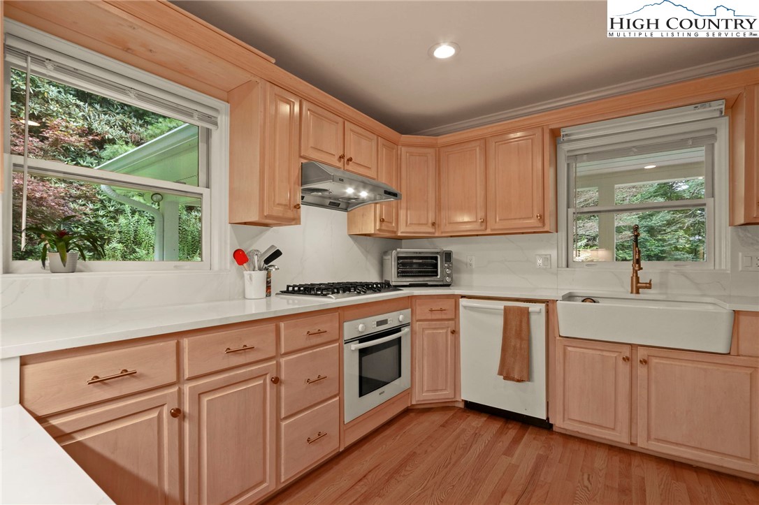 Blowing Rock, North Carolina 28605, United States, 3 Bedrooms Bedrooms, ,4 BathroomsBathrooms,Residential,Active,193821