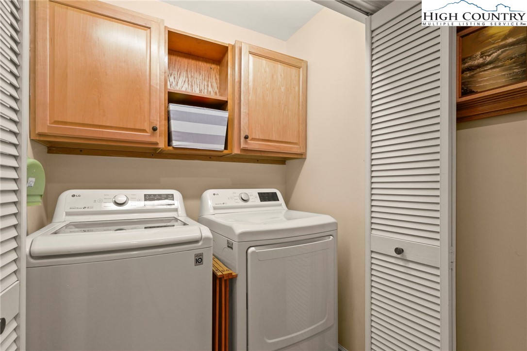 Blowing Rock, North Carolina 28605, United States, 3 Bedrooms Bedrooms, ,4 BathroomsBathrooms,Residential,Active,193821